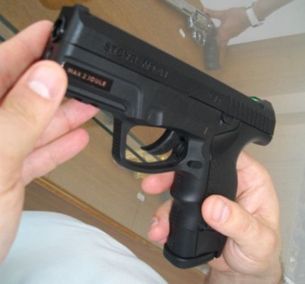 Hoţul care a ameninţat o vânzătoare cu pistolul rămâne după gratii